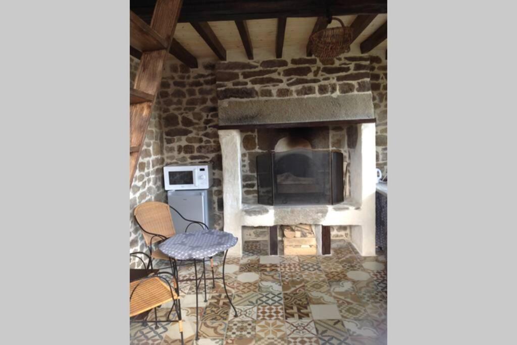 La Cahute, Gite Etape La Foret-Auvray Exterior foto
