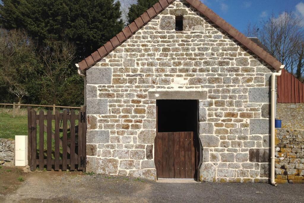 La Cahute, Gite Etape La Foret-Auvray Exterior foto
